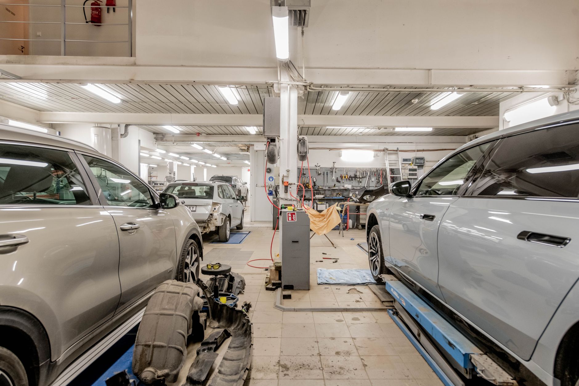 Bilverkstad i Stockholm med flera bilar uppställda på lyft för service