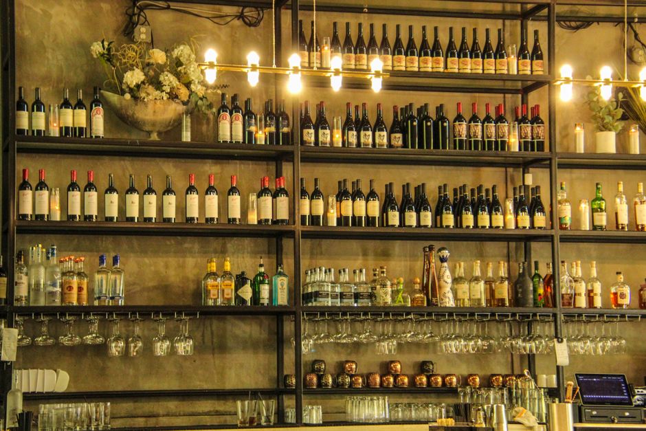 Stämningsfull bar med bardisk och drinkar i centrala Stockholm