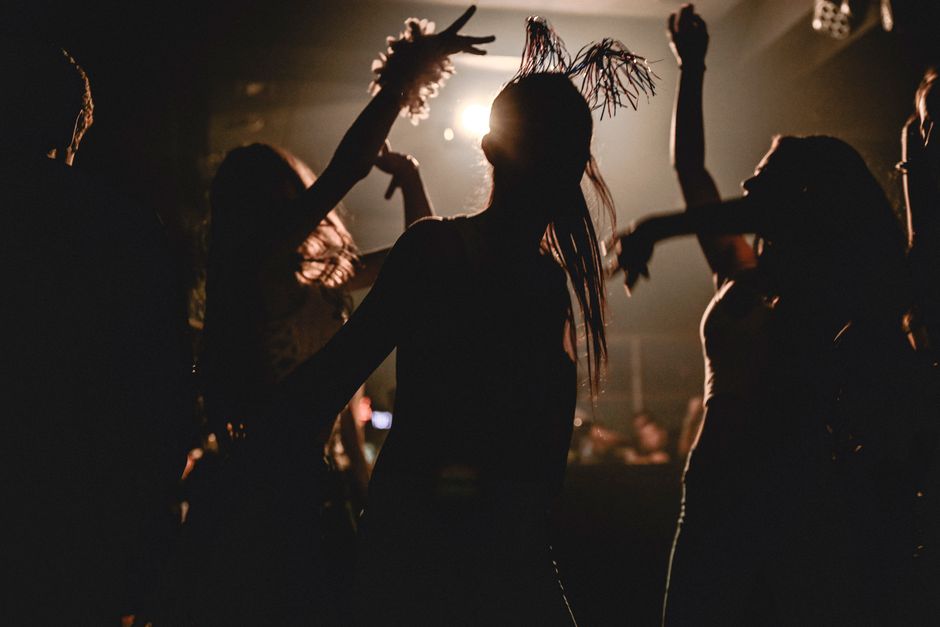 Fullsatt nattklubb med dansgolv och ljussättning i Stockholm