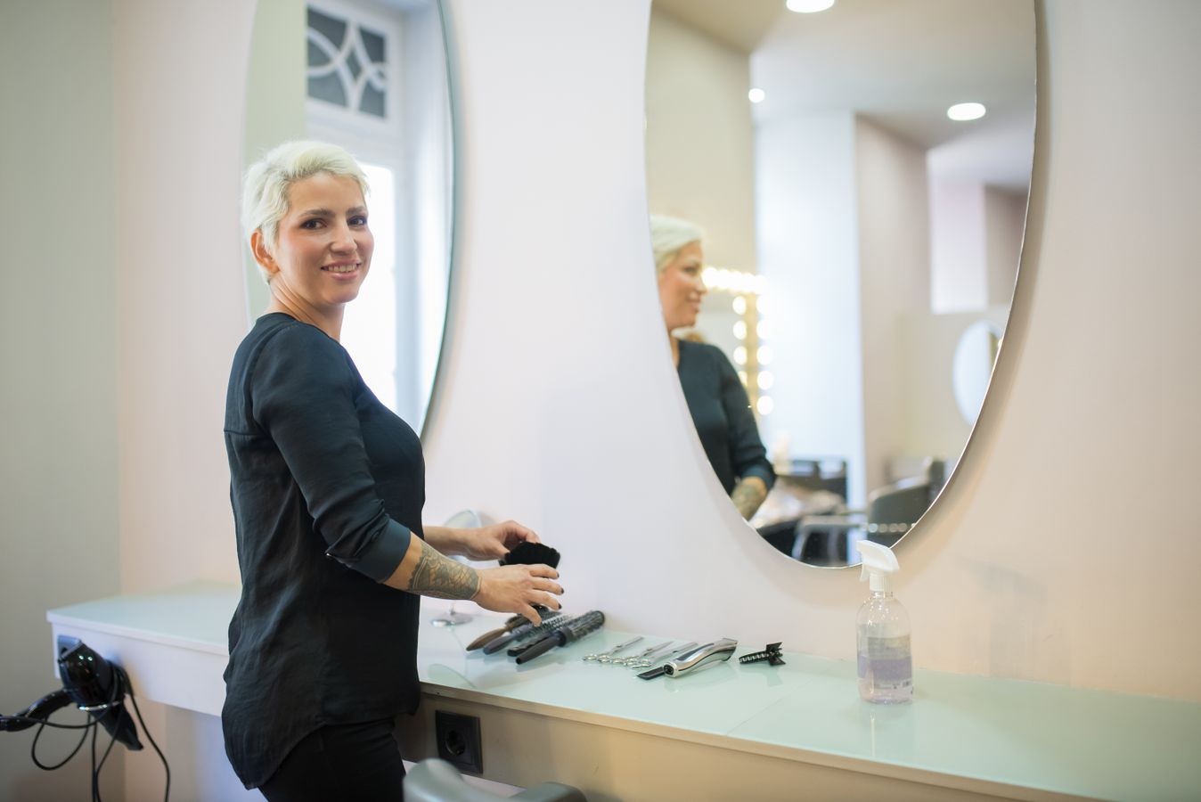 Skönhetsbehandlare arbetar med kund i ljus, modern salongsmiljö