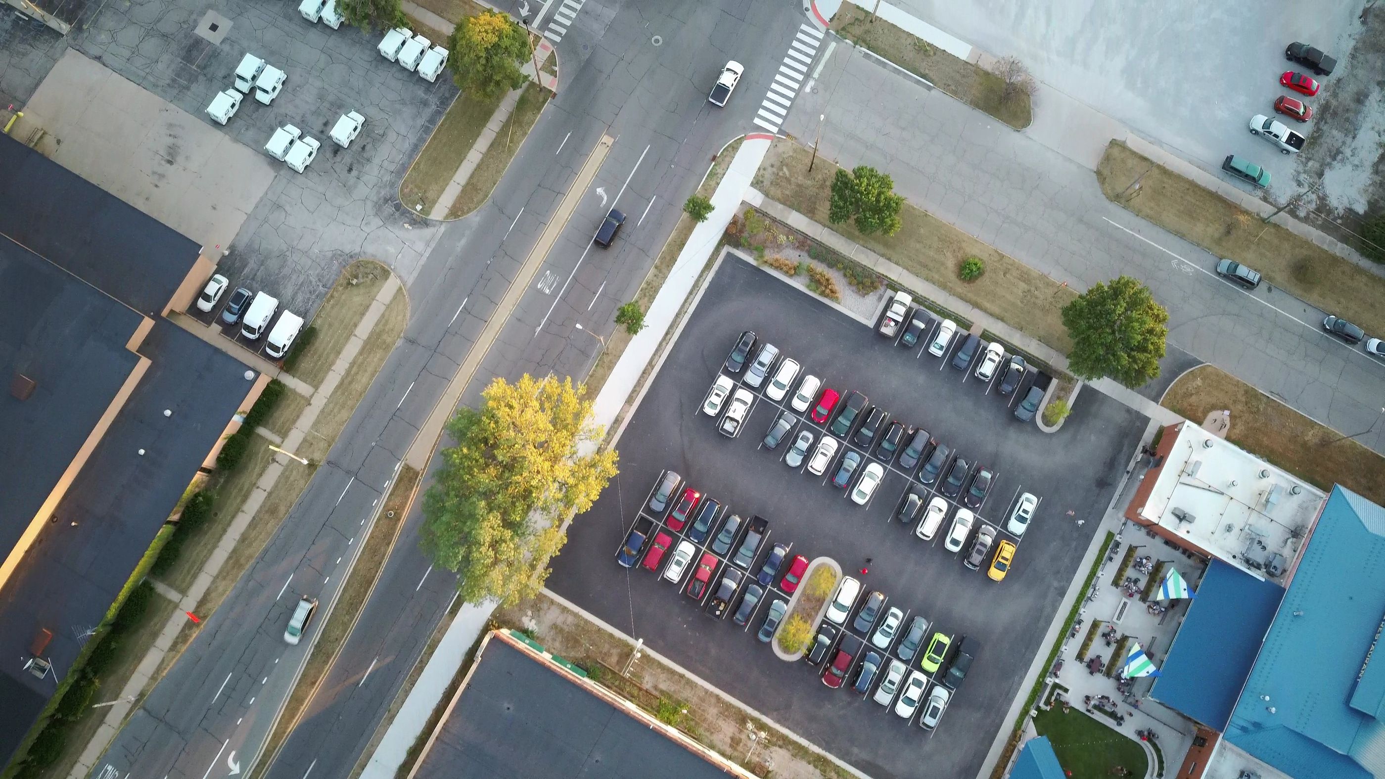Vy uppifrån över en stor parkeringsyta med uthyrningsbilar organiserade i rader