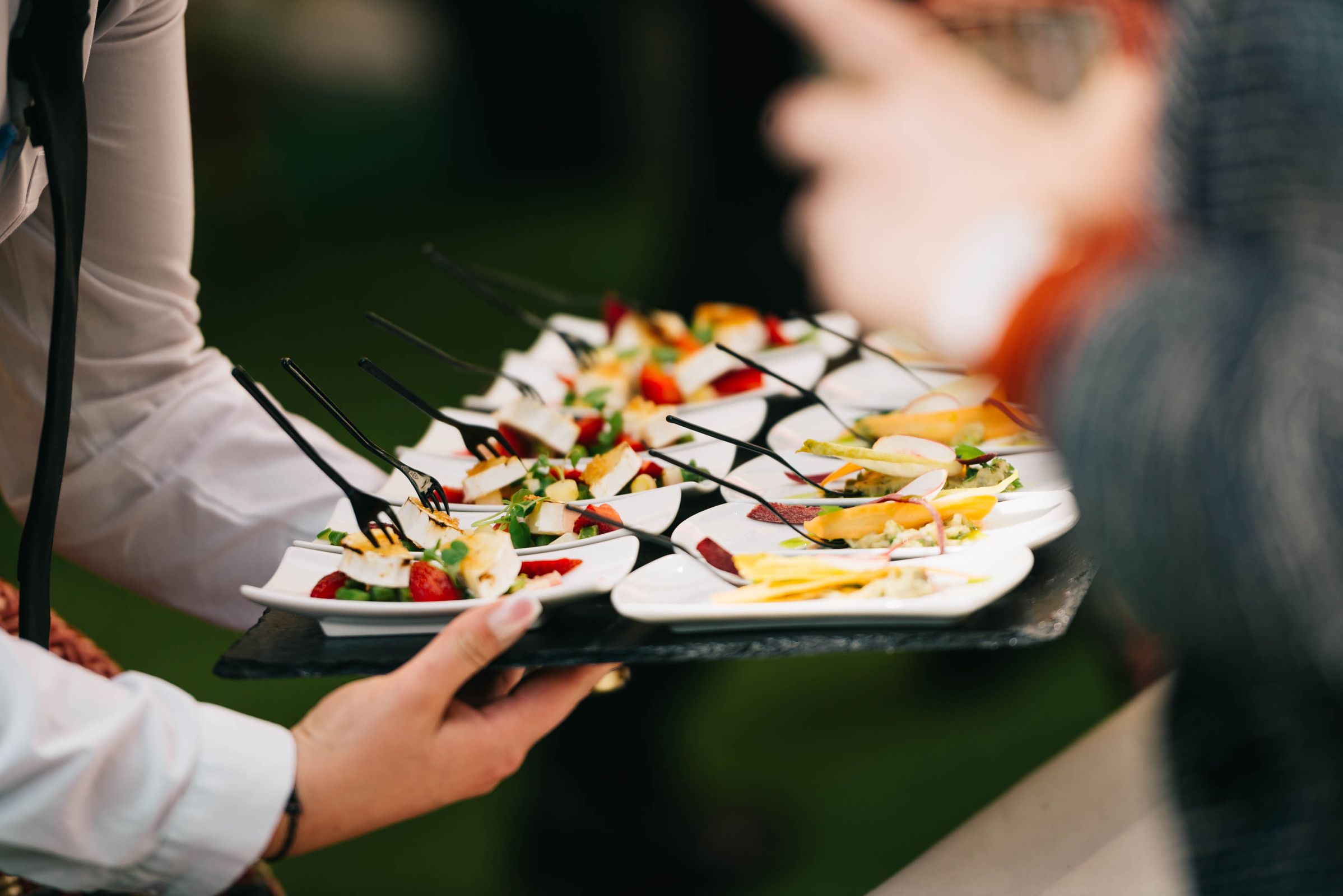 Cateringpersonal förbereder buffé inför ett företagsevent i Stockholm