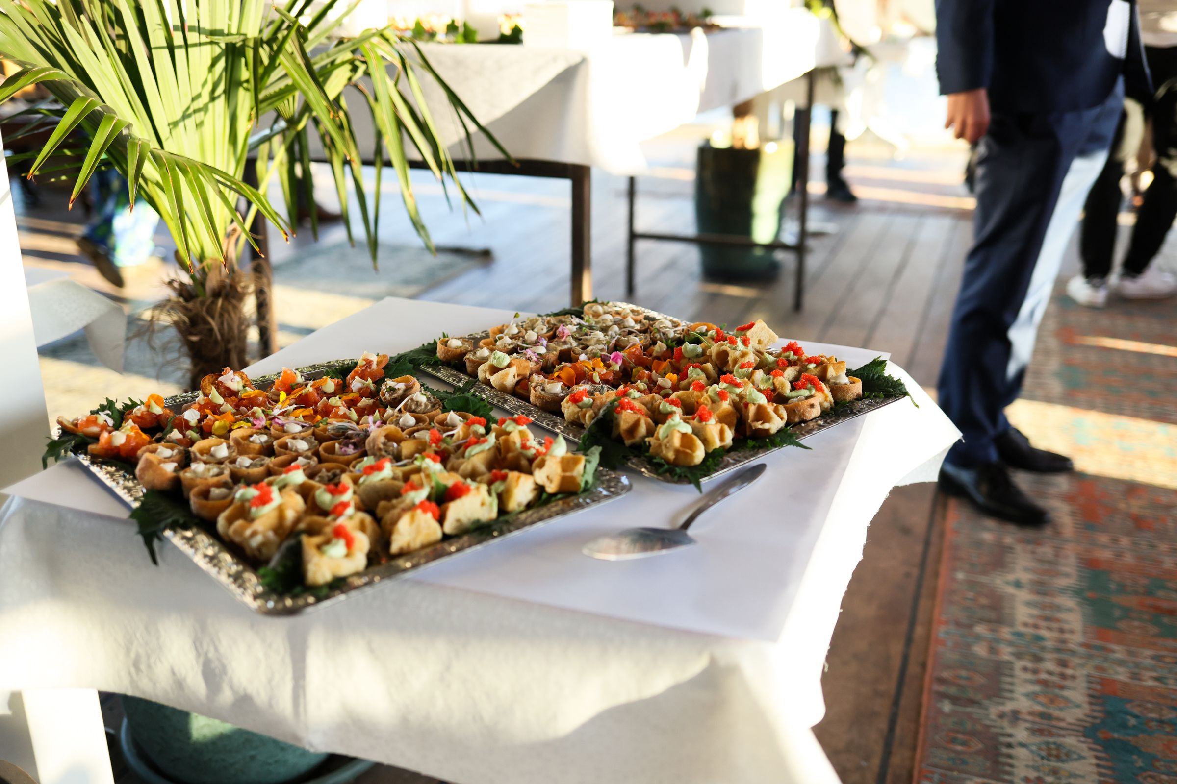 Cateringpersonal serverar mat till gäster vid ett event i Stockholm