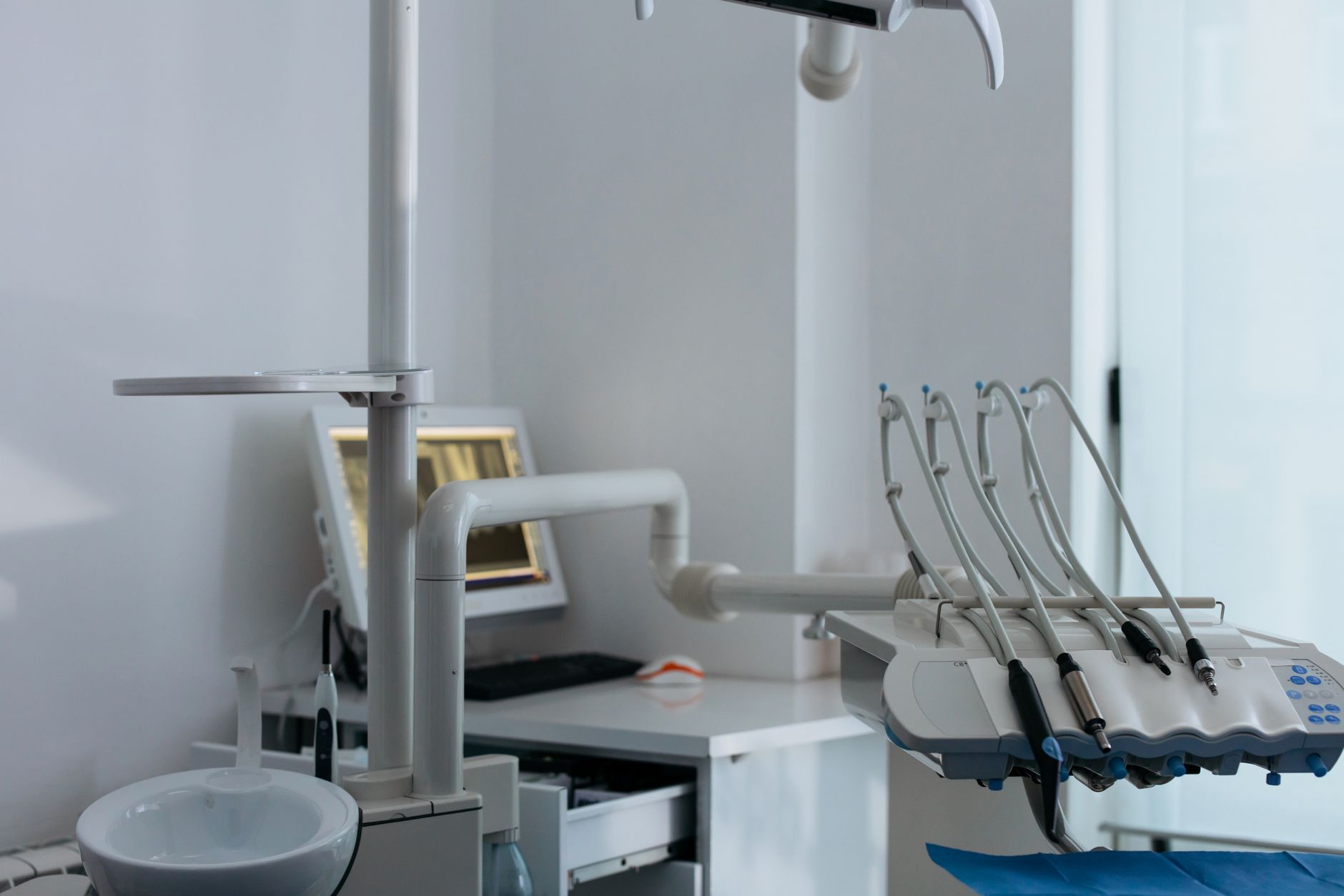 Tandläkare undersöker patient i modern klinik i Stockholm