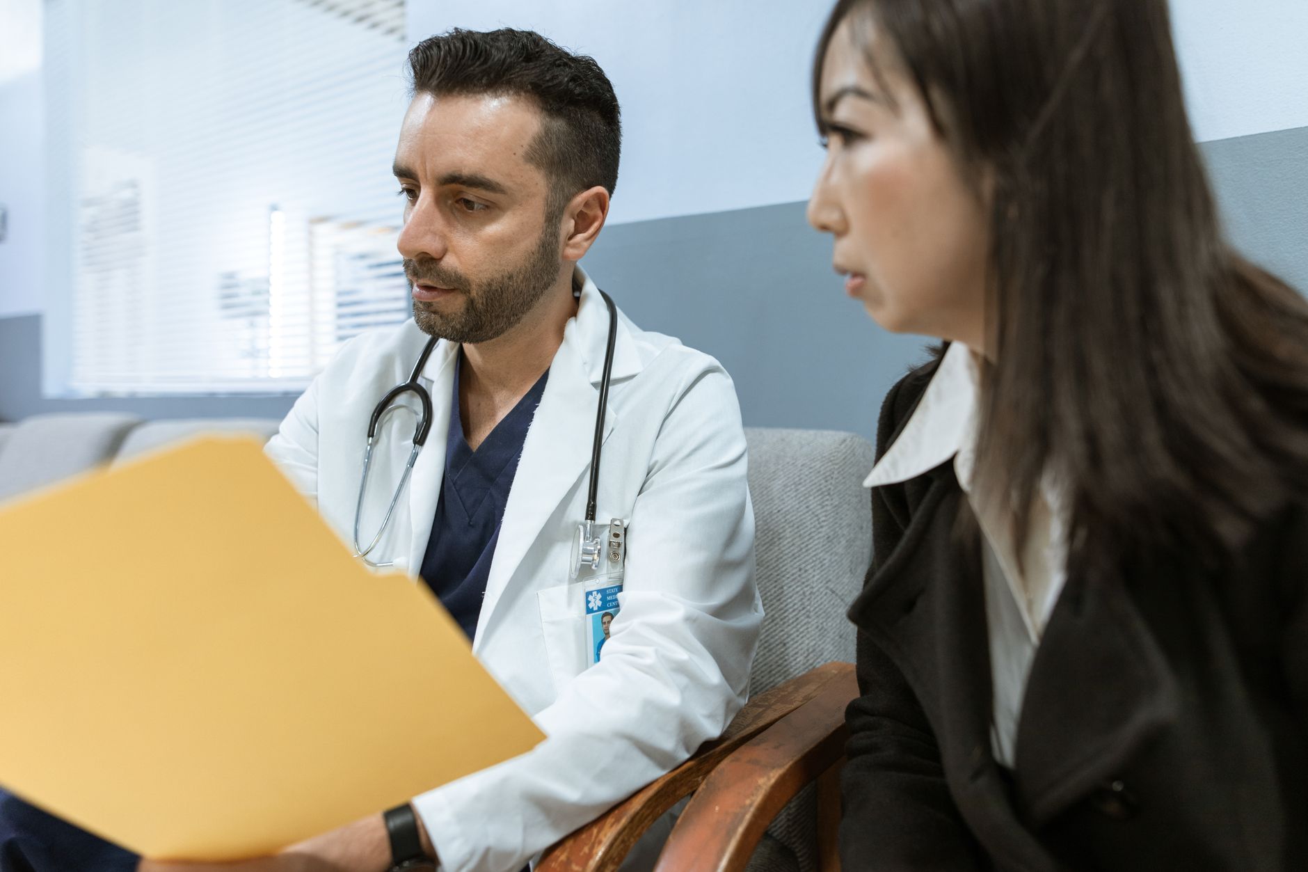 Läkare går igenom journal och provresultat tillsammans med patient