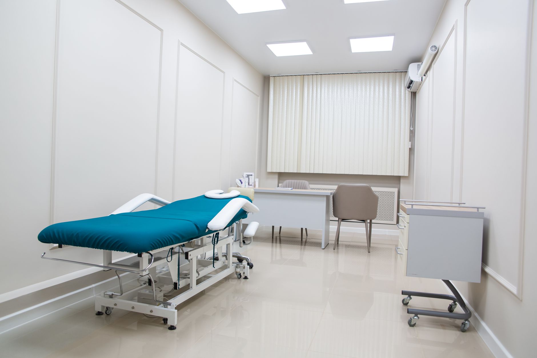 Modernt och rent mottagningsrum på en privat klinik i Stockholm