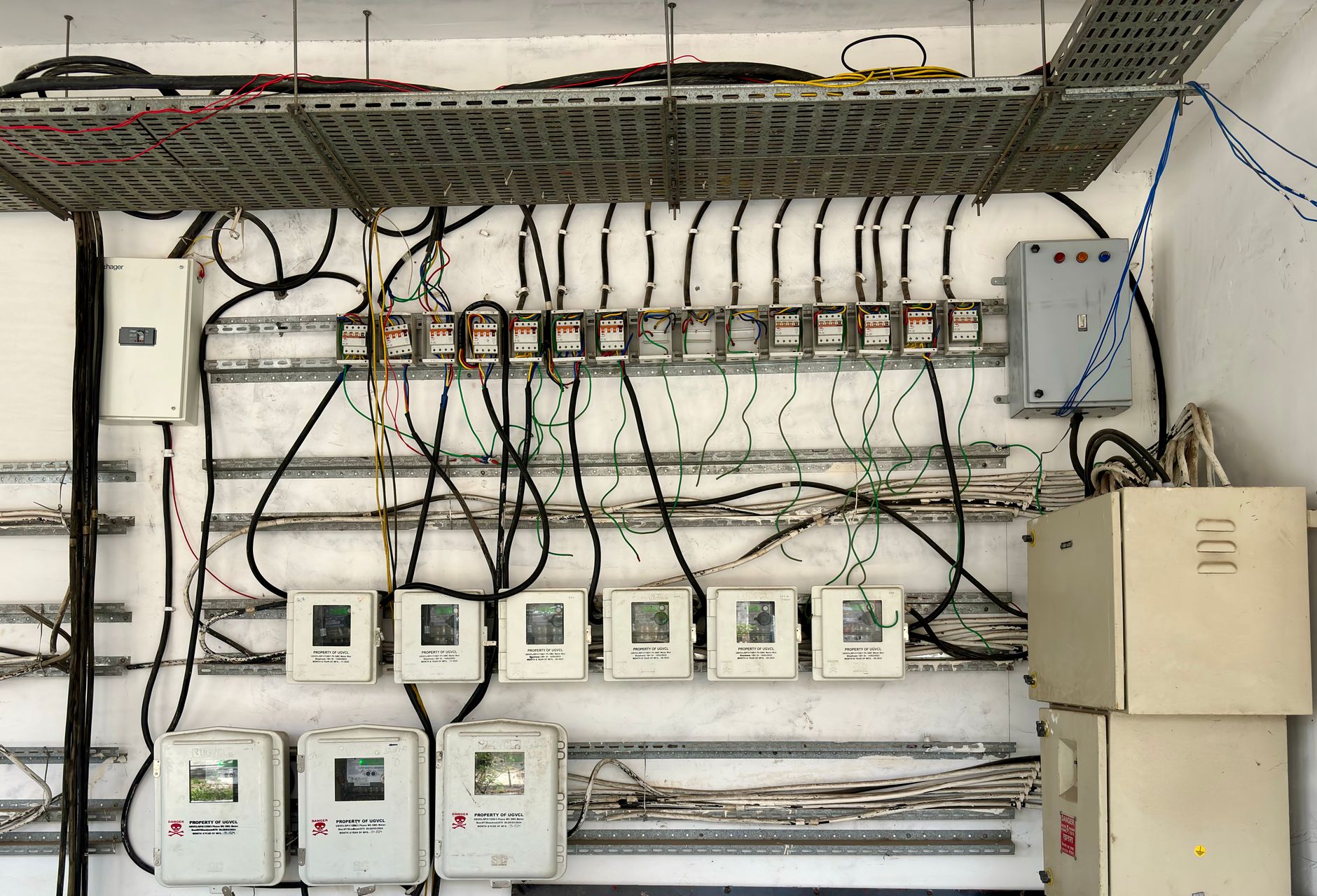 Elektriker arbetar med elcentral och säkringsskåp i en fastighet i Stockholm