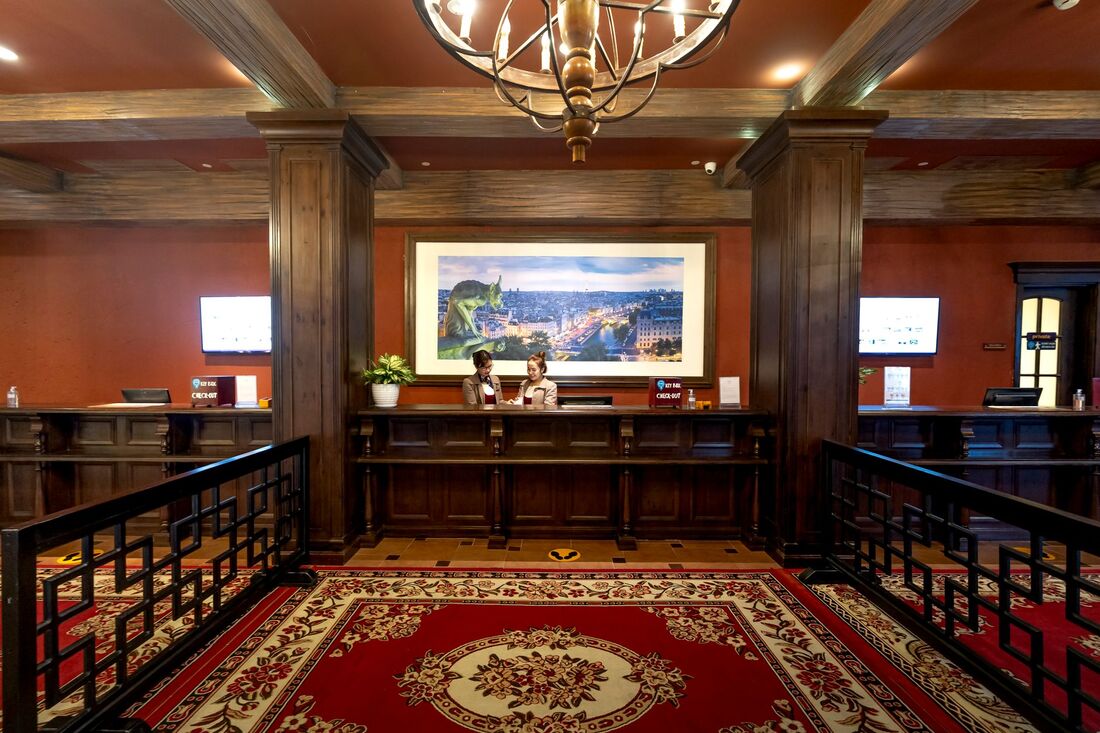 Elegant hotellobby med reception i Stockholm