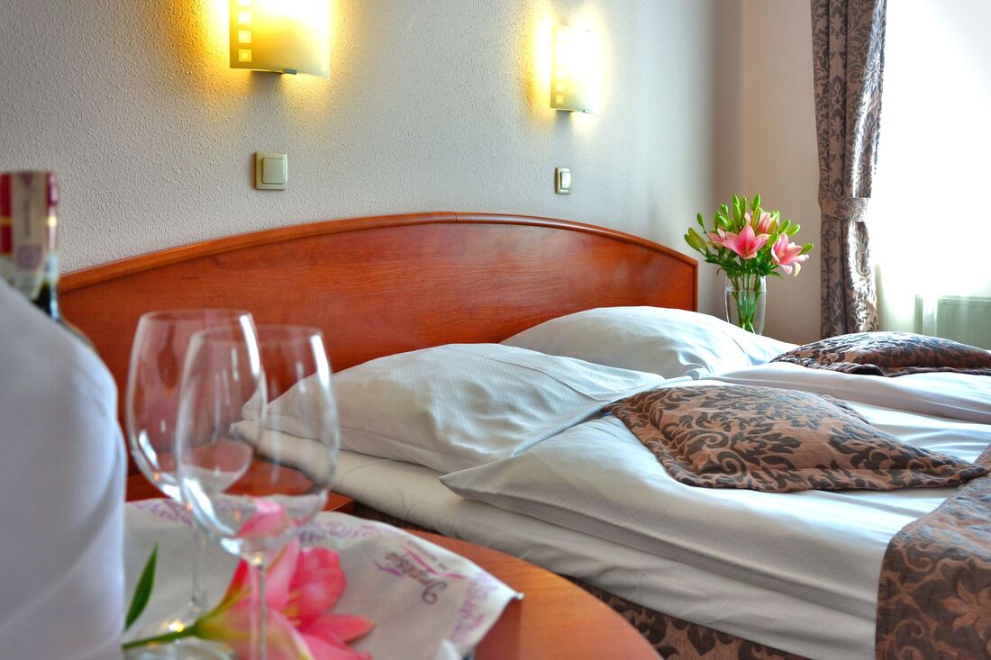 Inbjudande hotellrum med dubbelsäng och romantisk dukning