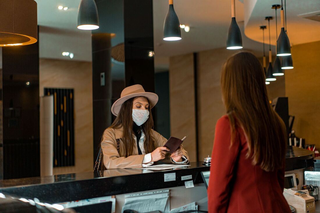 Gäst checkar in vid receptionen på ett hotell i Stockholm