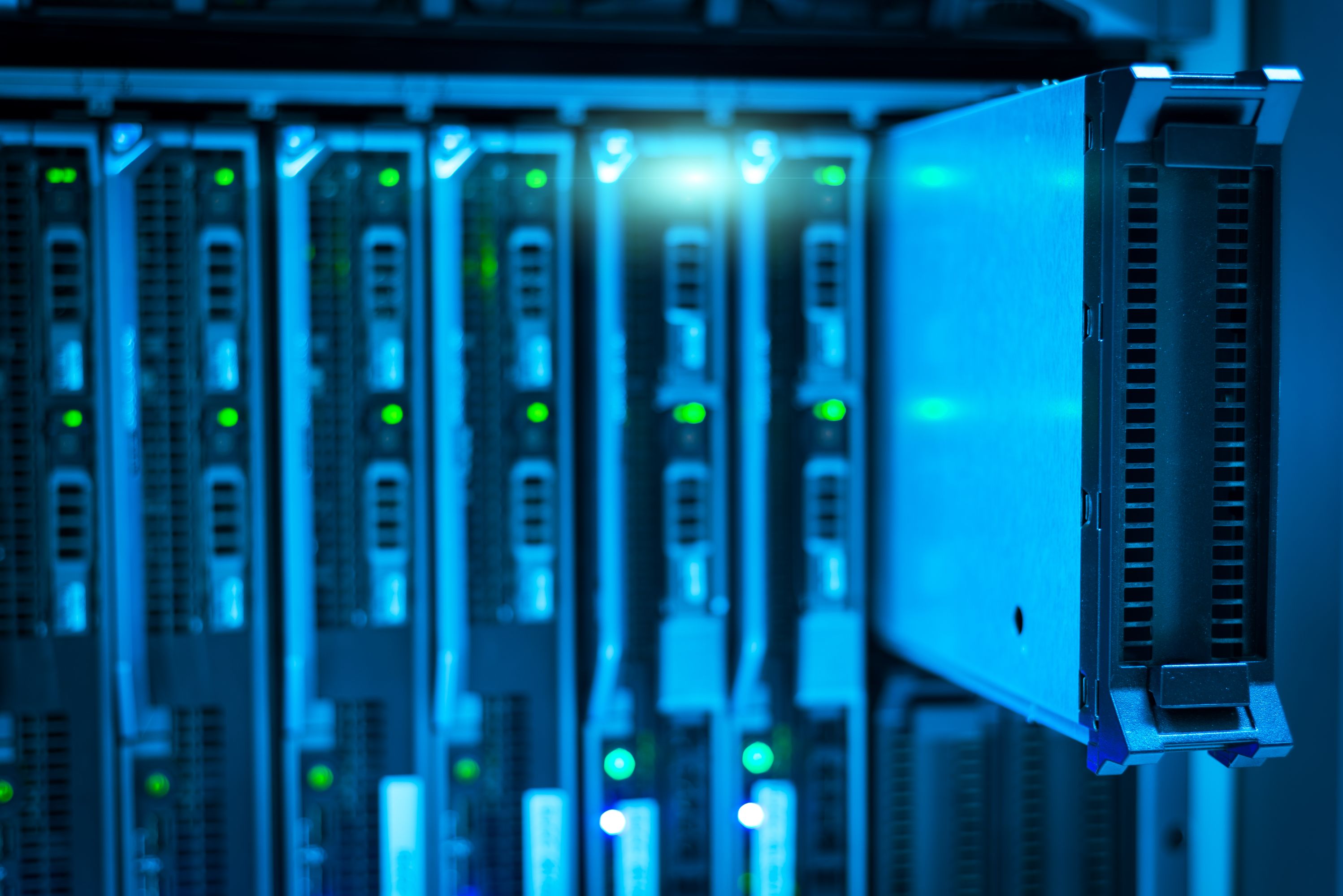 Serverrack och nätverksutrustning hos ett IT-företags datacenter
