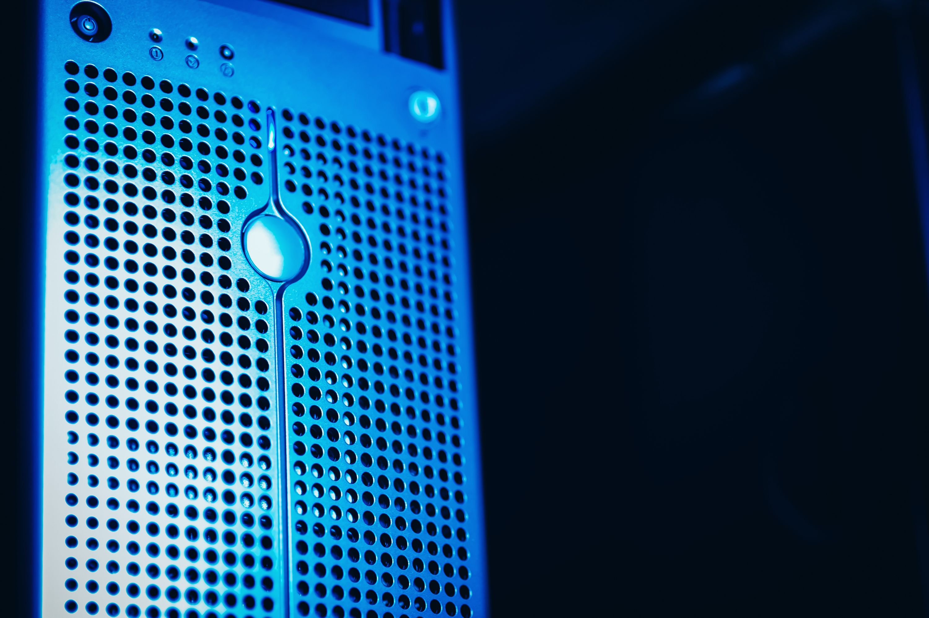 Server med blinkande diodindikatorer i ett datacenter som driftas av ett svenskt IT-företag