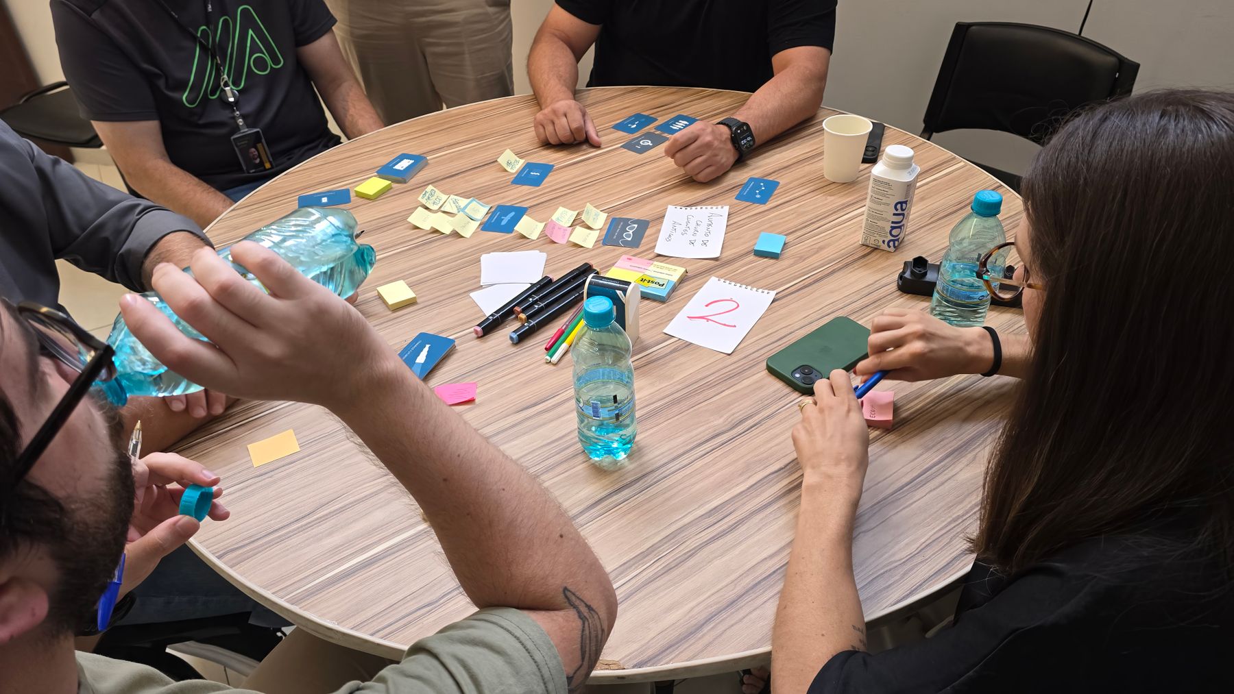 Marknadsföringsteam presenterar strategi för kund i Stockholm