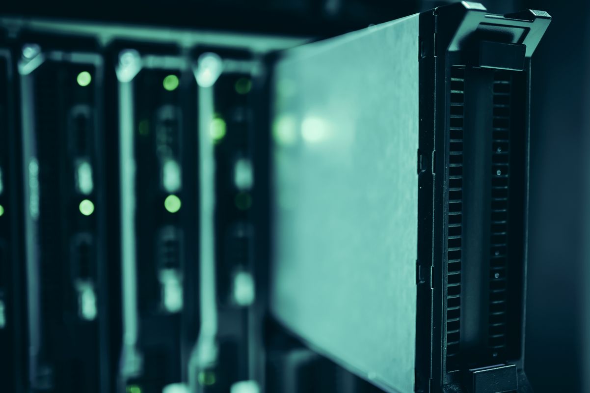 IT-tekniker arbetar med serverhårdvara i Stockholm