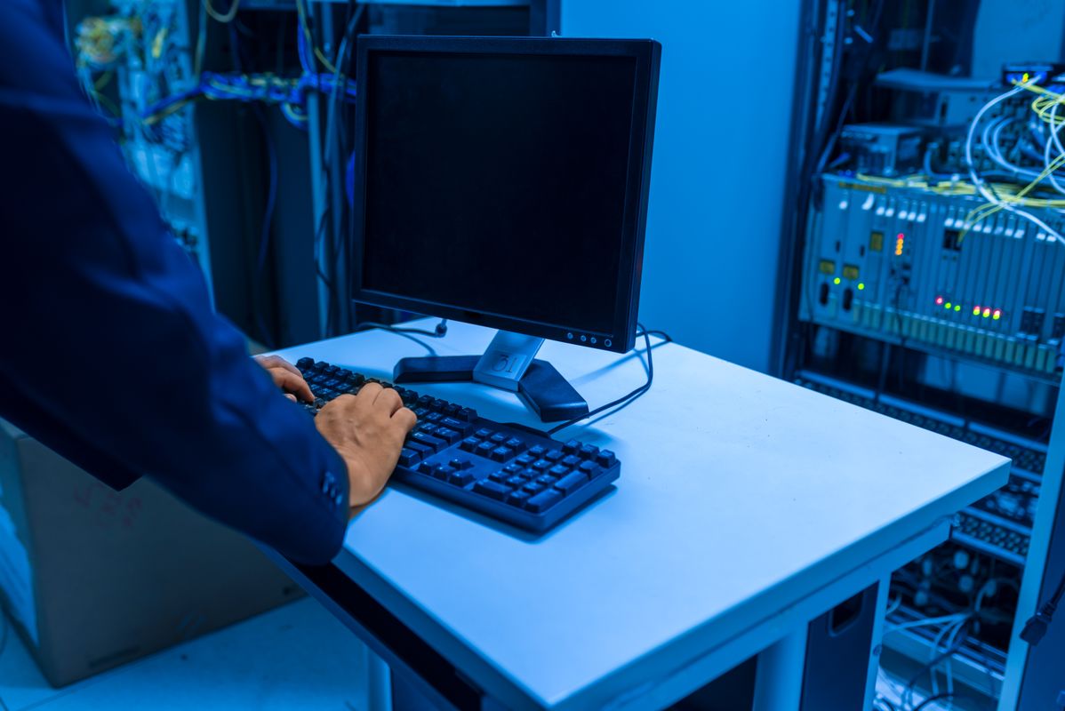 IT-tekniker övervakar nätverk och serverdrift i mörkt datacenter