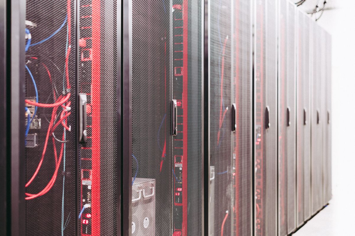 Rader av serverskåp hos ett IT-driftbolags datacenter