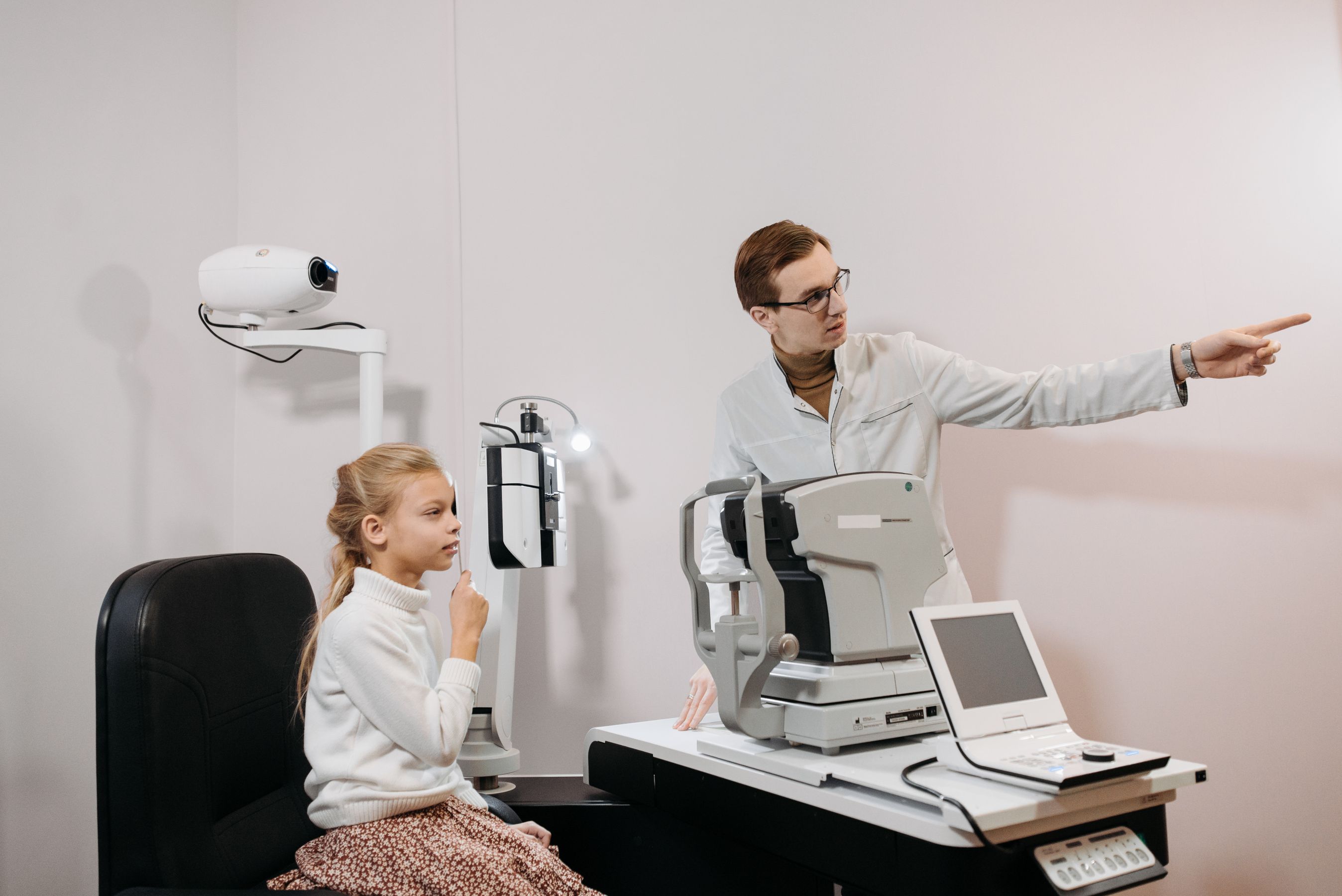 Ögonläkare konsulterar patient om synundersökning på ögonklinik i Stockholm
