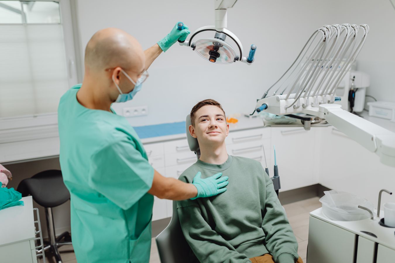 Nöjd patient med tandställning hos ortodontist i centrala Stockholm