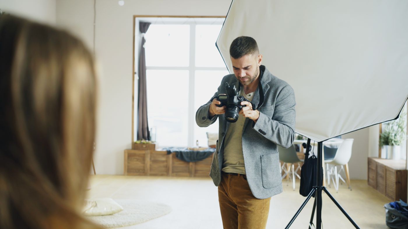 Fotograf arbetar i studio med kamera och belysning i Stockholm