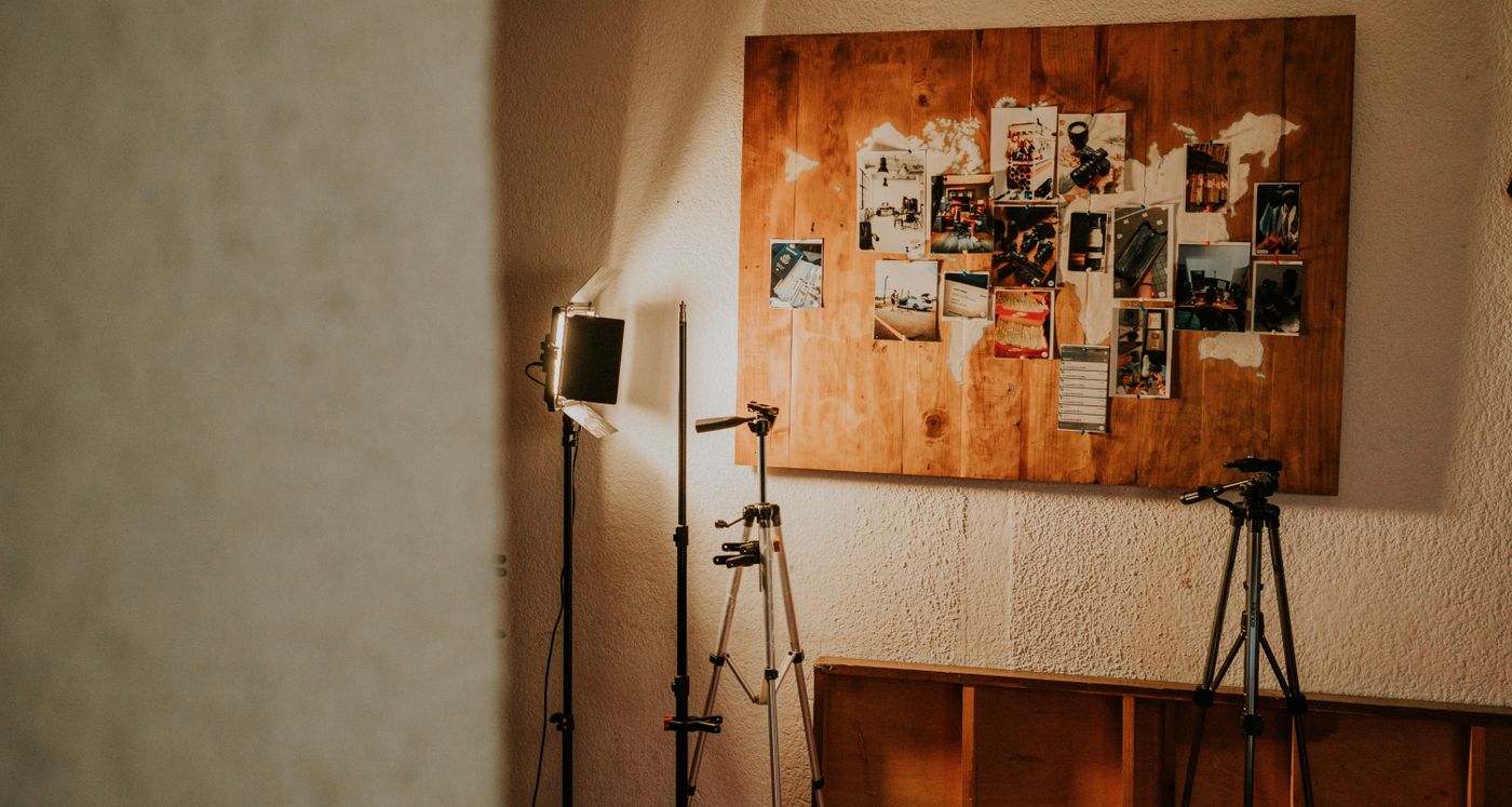 Fotograf fotograferar bröllopspar utomhus i Stockholmsregionen