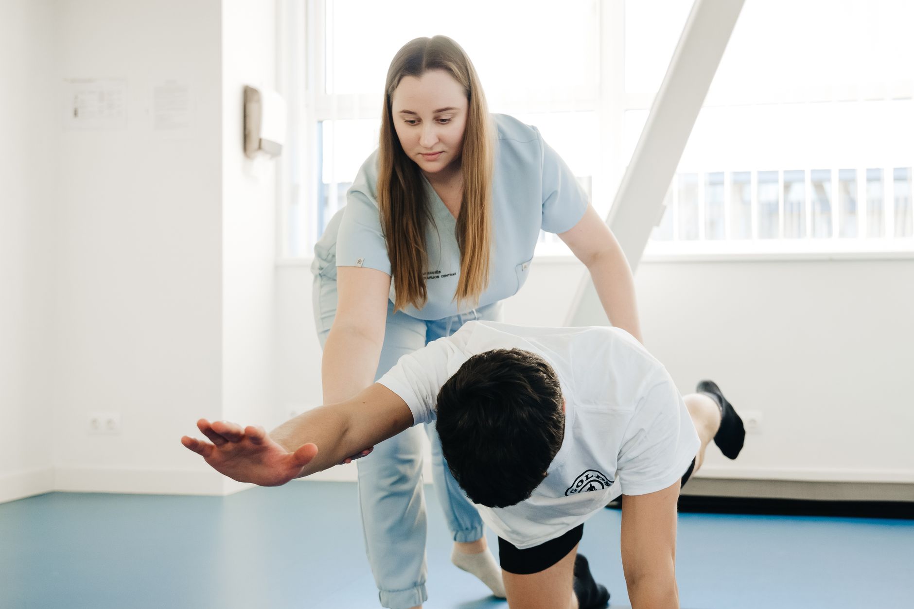 Fysioterapeut behandlar patientens rygg på klinik i Stockholm