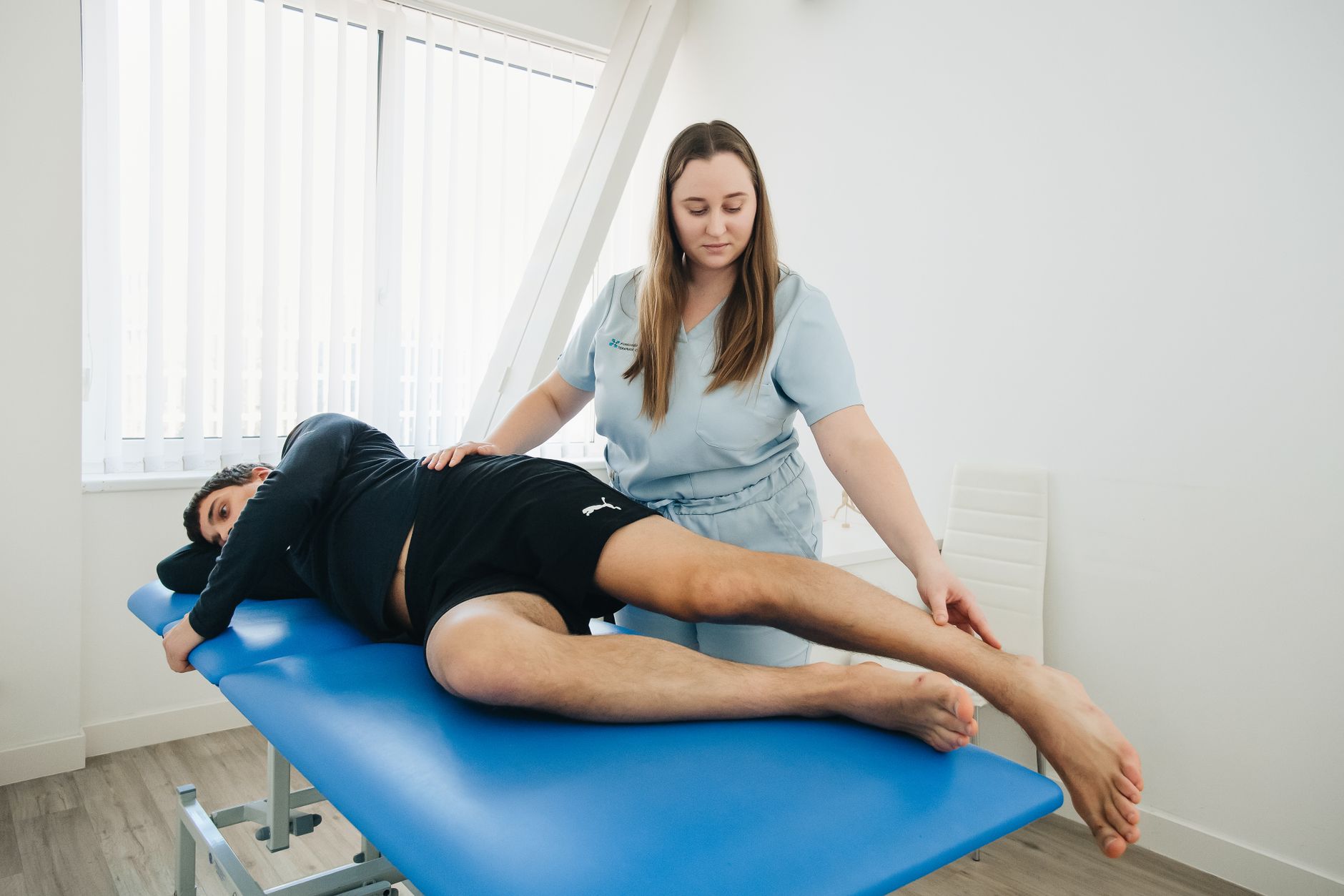 Fysioterapeut leder rörelseövningar med patient i Stockholm