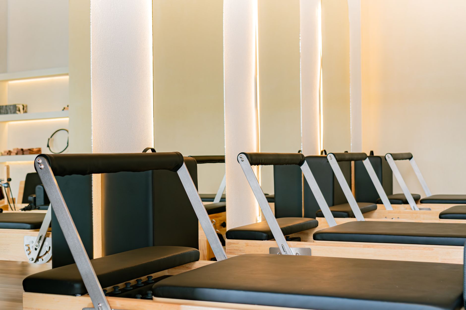 Reformer-maskiner i en pilatesstudio i Stockholm