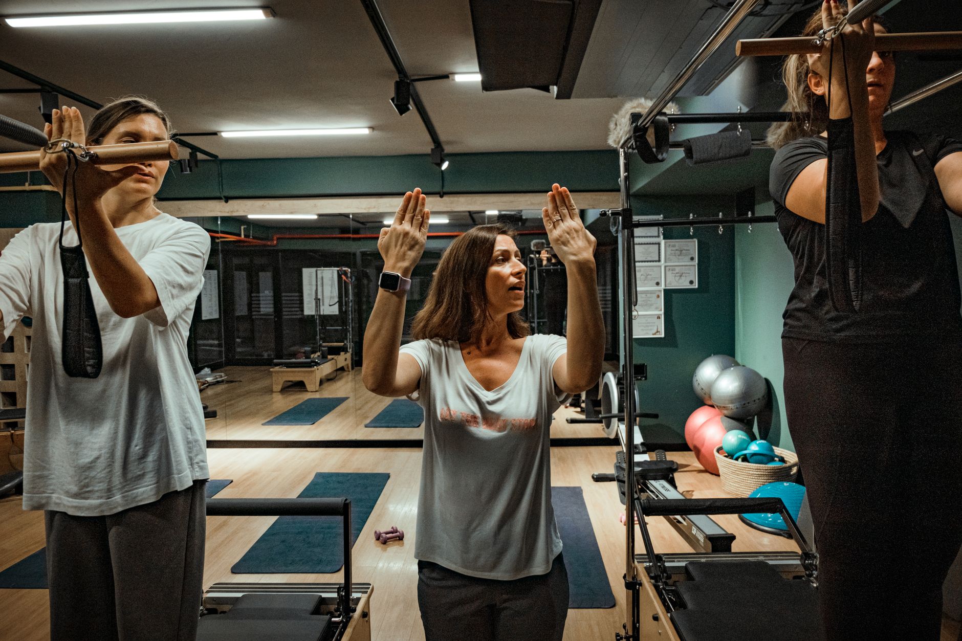 Pilatesinstruktör leder ett gruppass i en studio i Stockholm