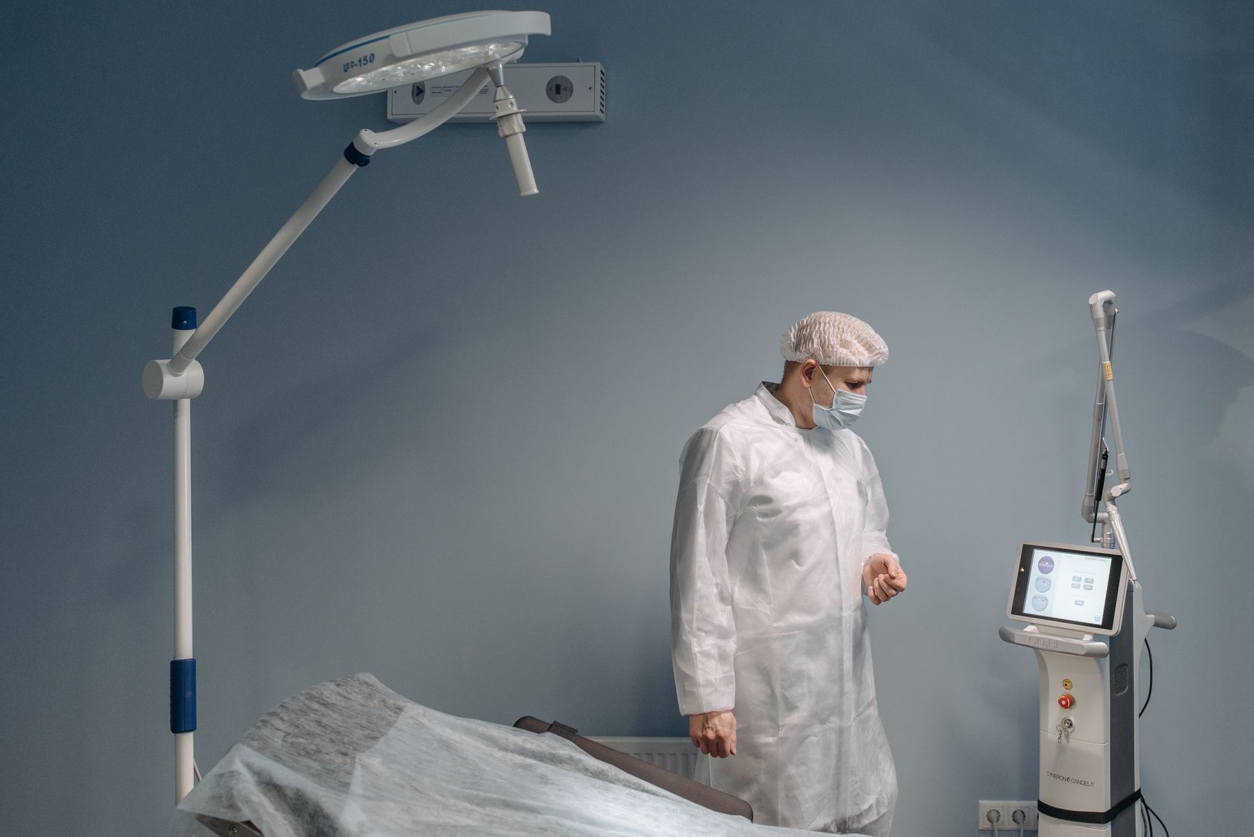 Läkare i konsultation med patient inför ett estetiskt ingrepp