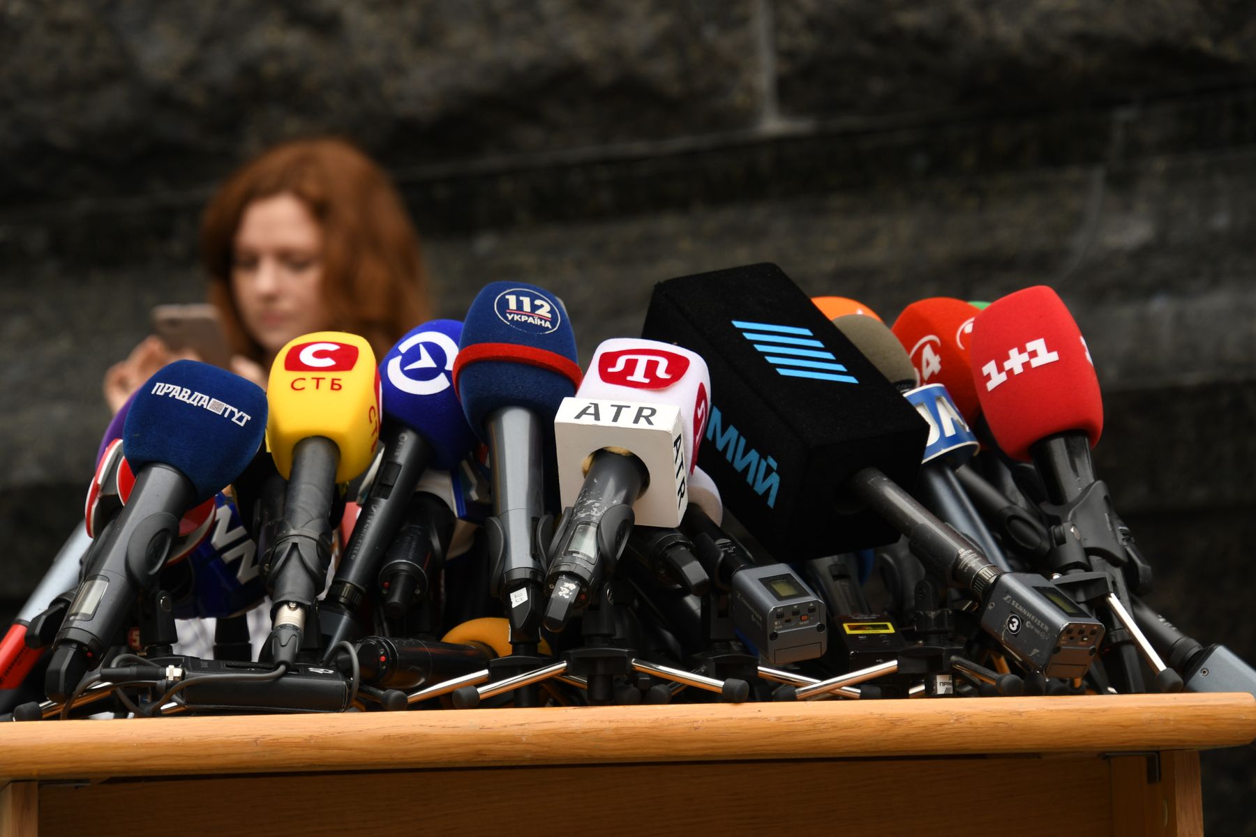 Mikrofoner uppställda inför en presskonferens