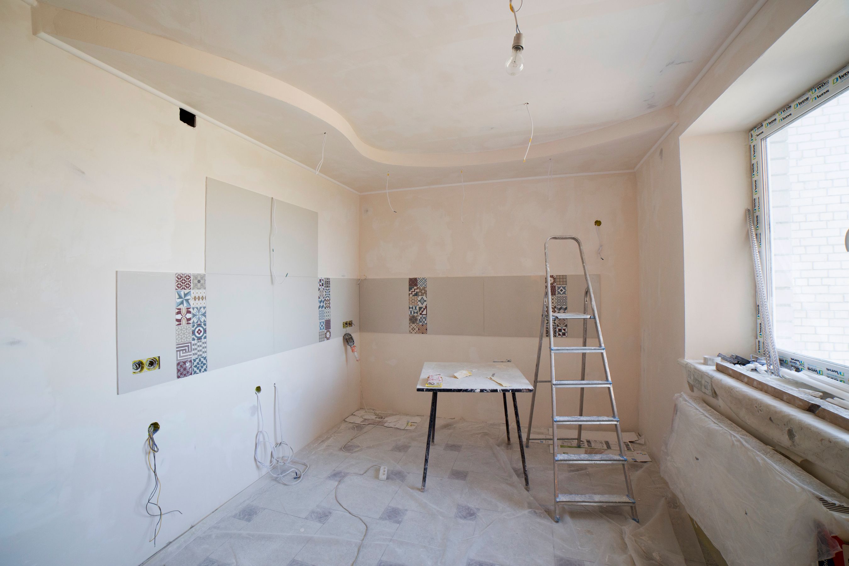 Modernt kök under renovering i en lägenhet i Stockholm