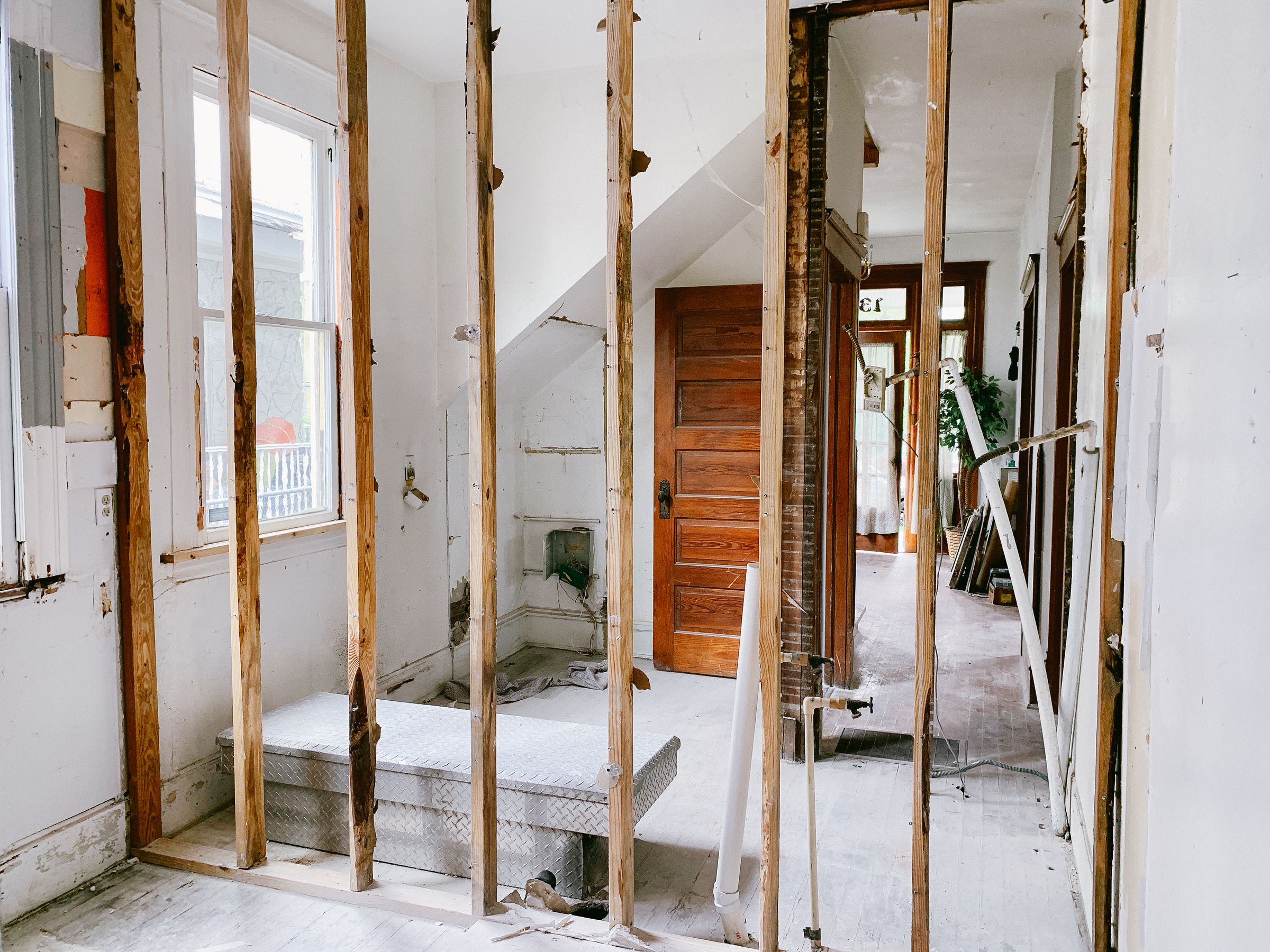 Hantverkare river ut gammalt badrum inför renovering i Stockholmslägenhet