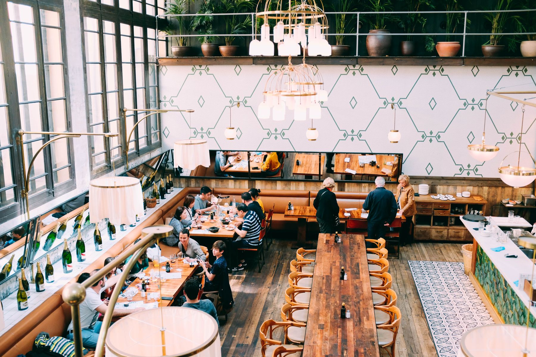 Gäster i en modern restaurangmiljö i Stockholm