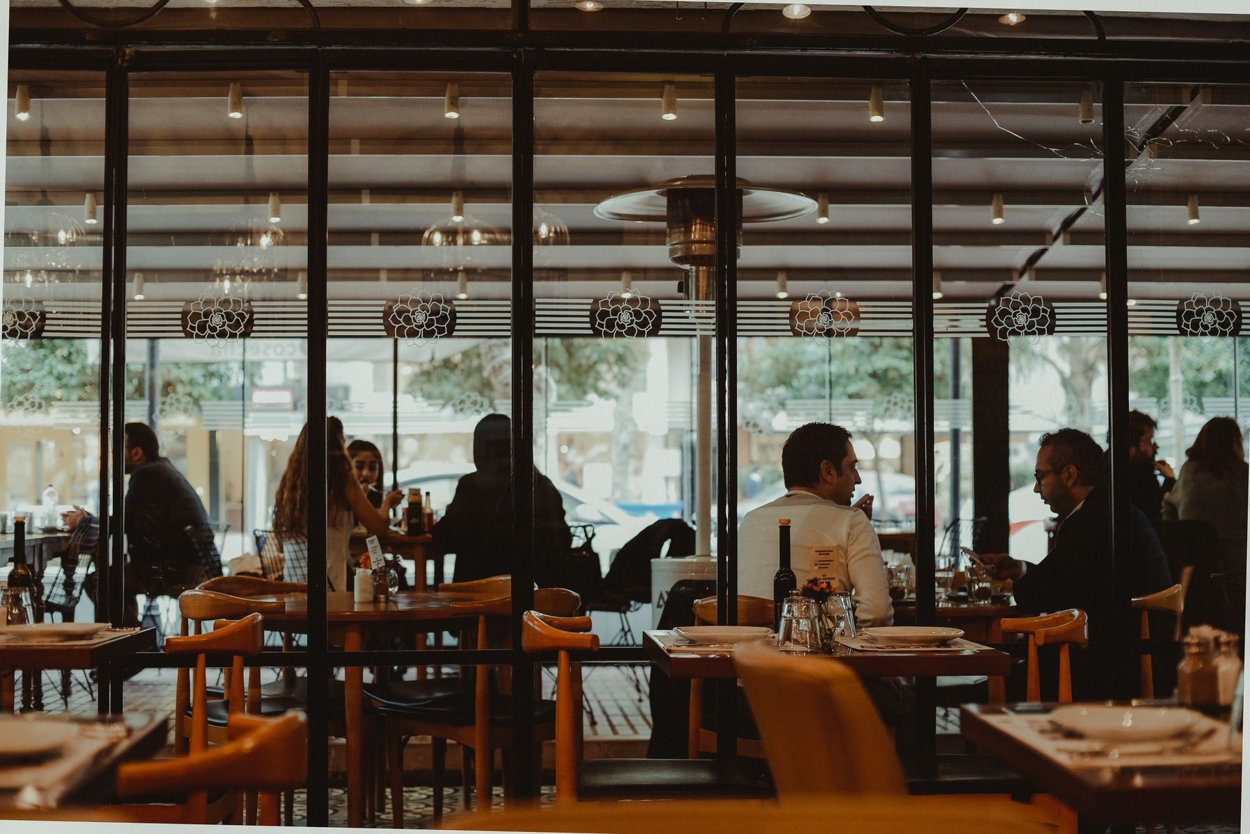 Restauranginteriör med dukade bord i centrala Stockholm