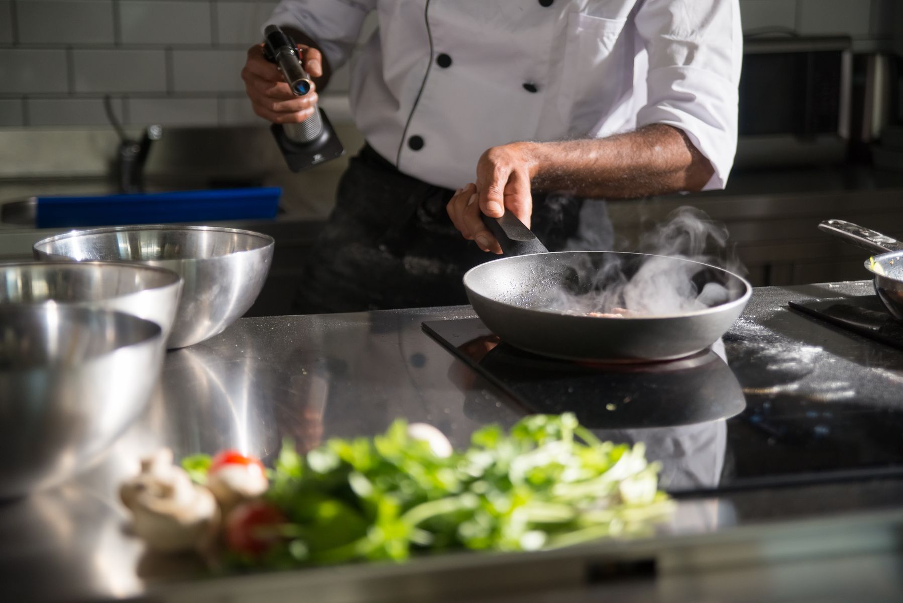 Kock lagar mat i restaurangkök i Stockholm