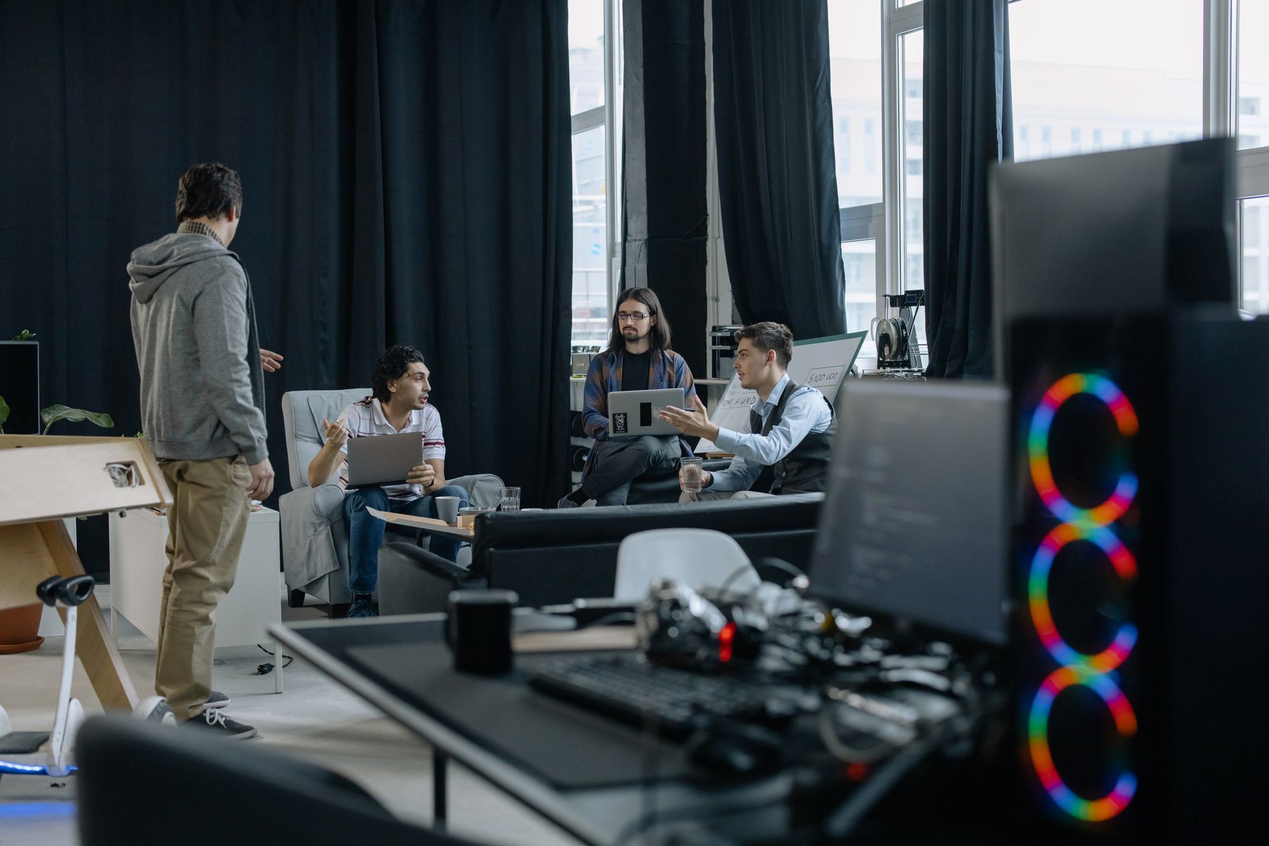Team på SaaS-bolag diskuterar produktstrategi vid laptops i mötesrum