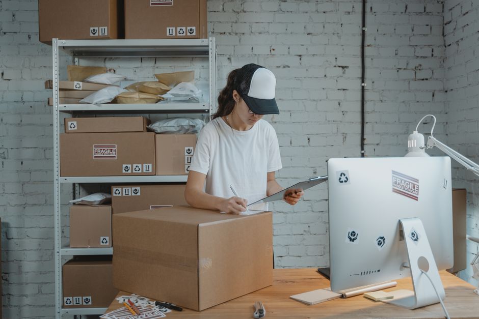 Medarbetare packar ordrar i ett lager för en svensk Shopify-butik
