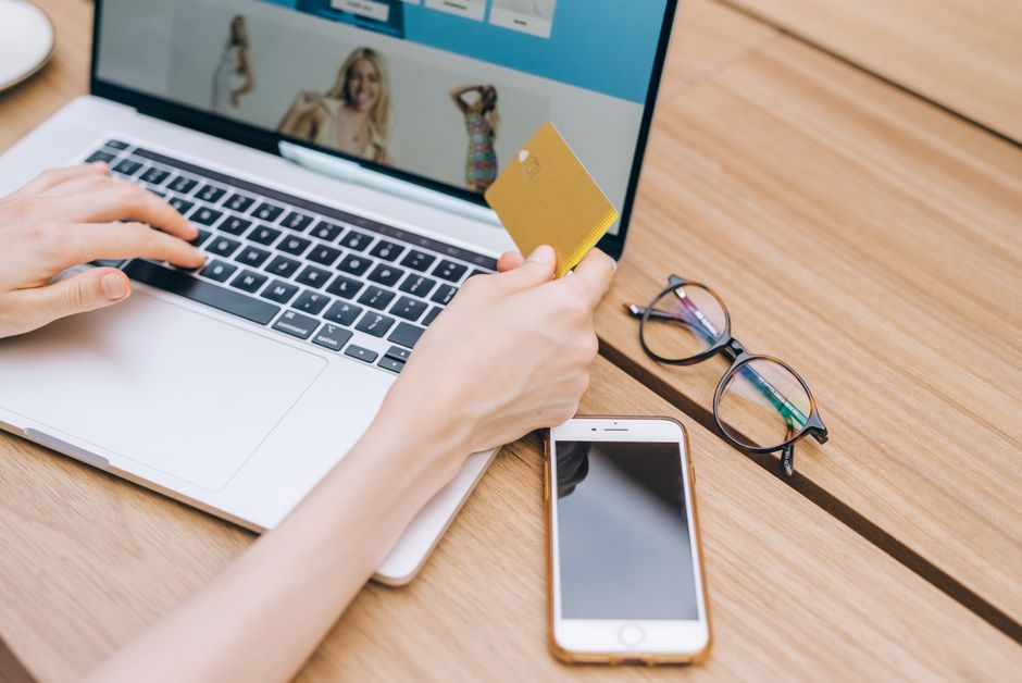 Paket packas för leverans från en svensk Shopify-butik