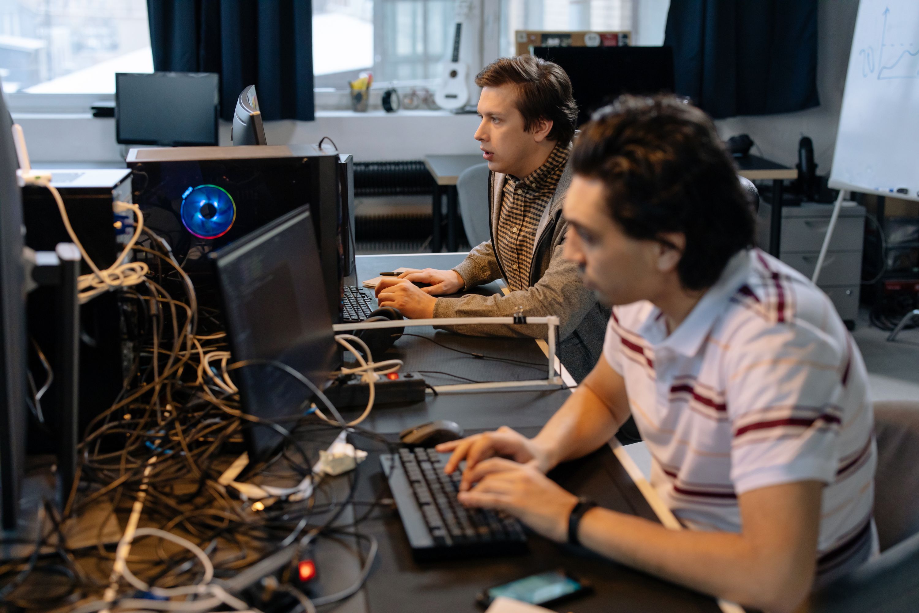 Utvecklarteam går igenom projektstatus och kodgranskning tillsammans