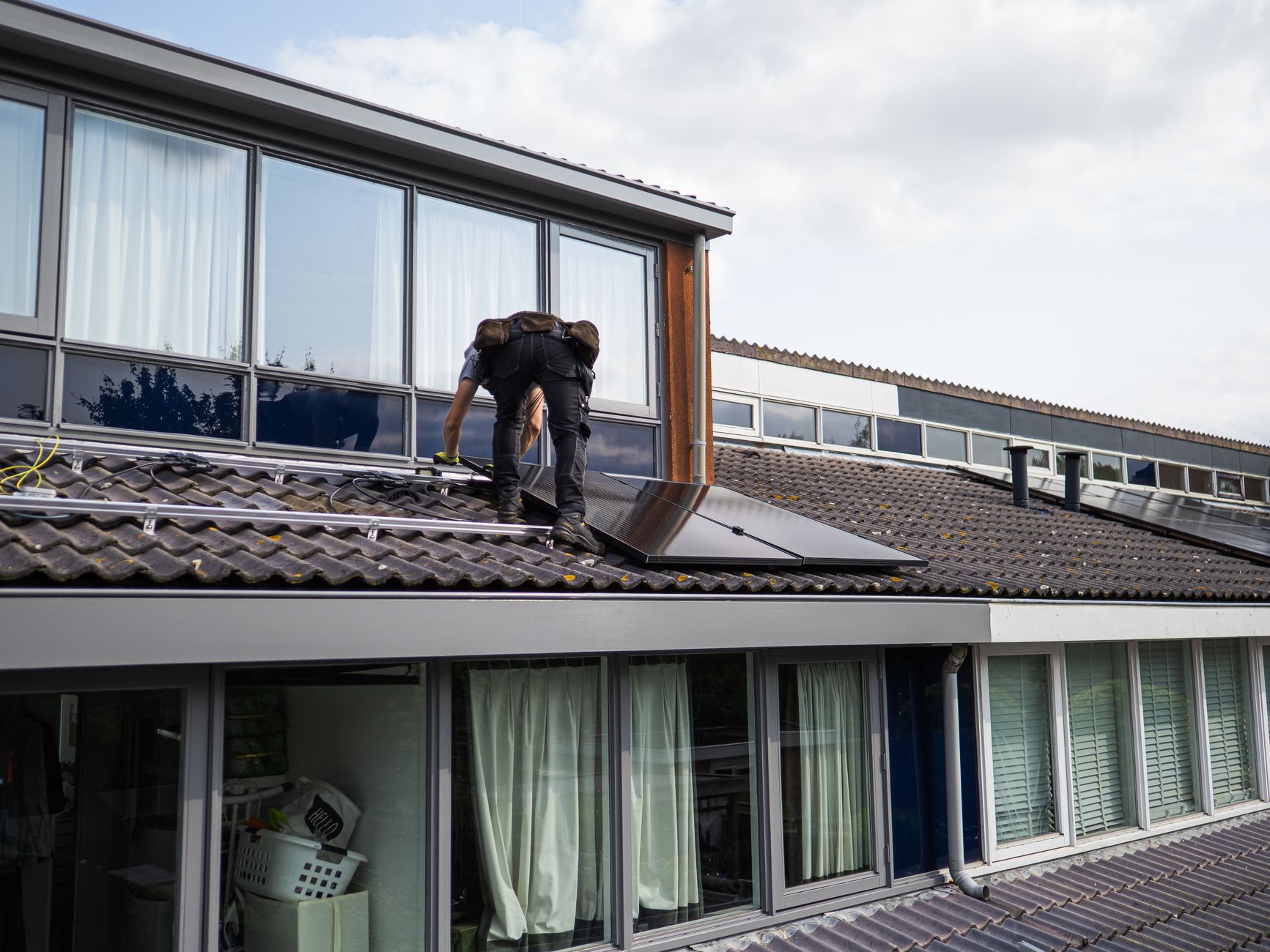 Solpaneler installerade på hustak i svensk villaförort