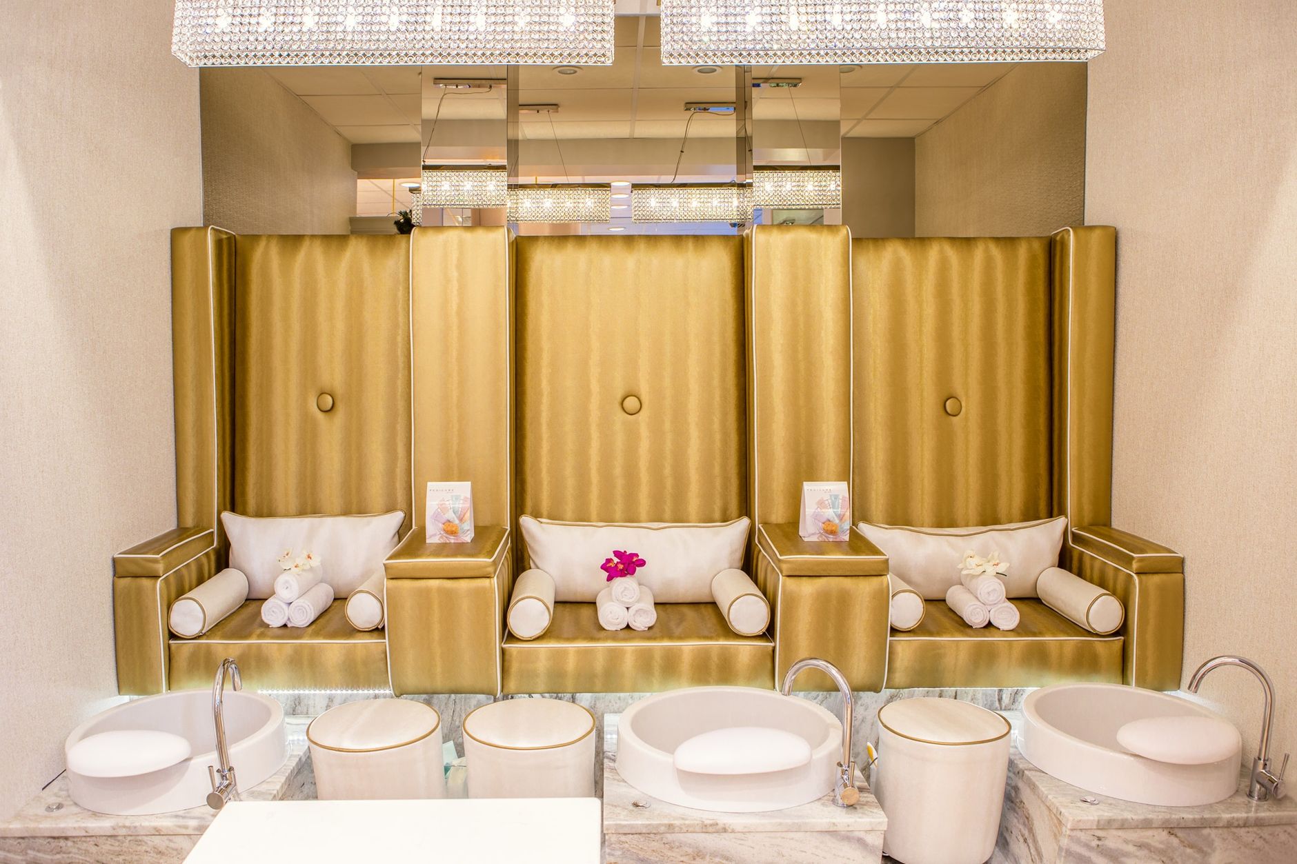 Avslappnande spa-lokal med massagebänk och tända ljus i Stockholm