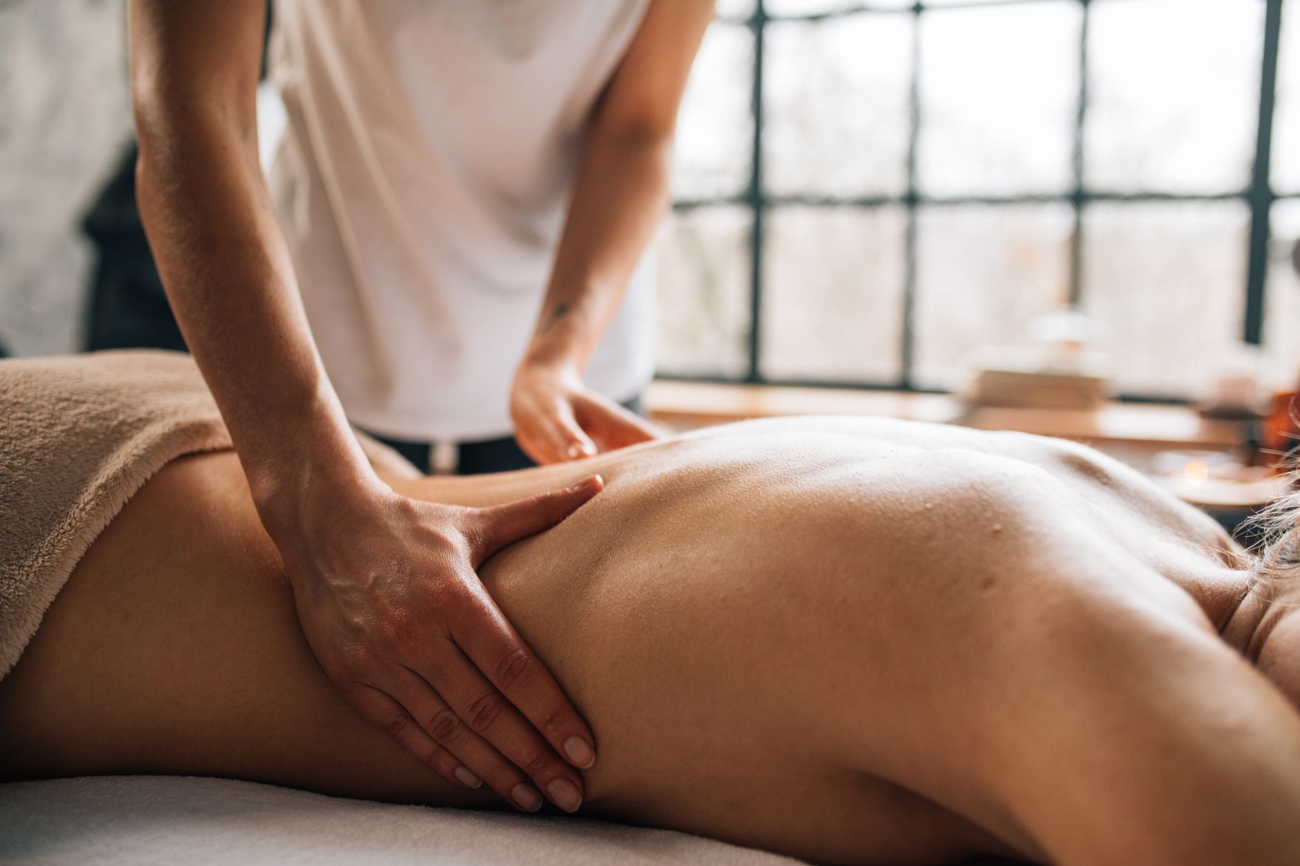 Massageterapeut utför en avslappnande behandling på en gäst i Stockholm