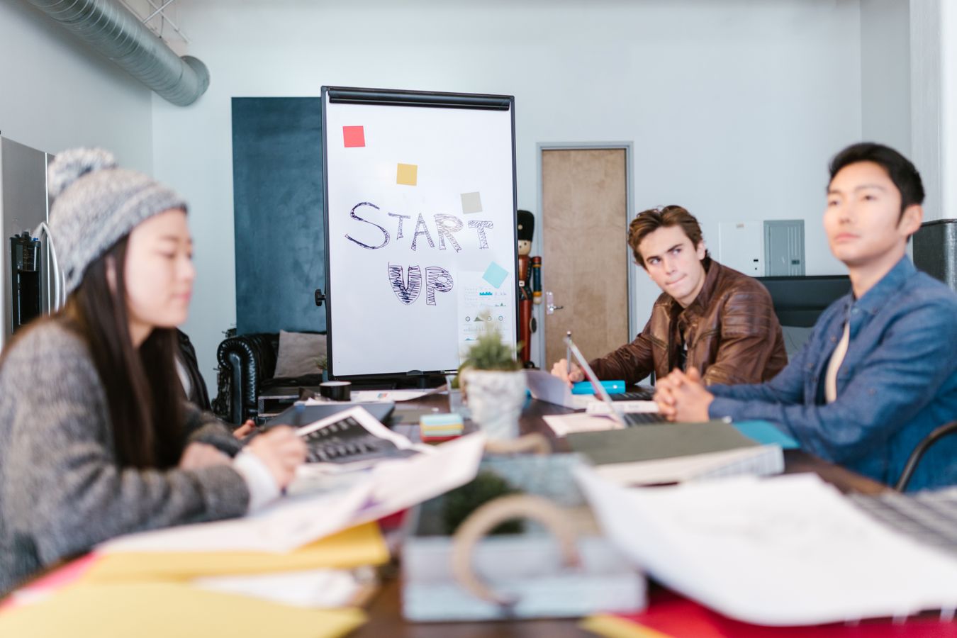 Team på en techstartup samlas kring en whiteboard under ett strategimöte i Stockholm