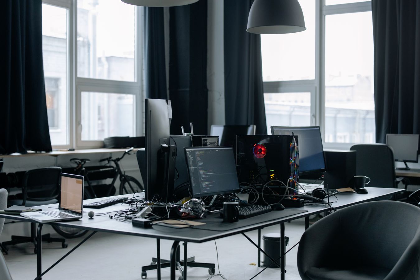 Utvecklarworkstation med flera skärmar och kod på en techstartup i Stockholm