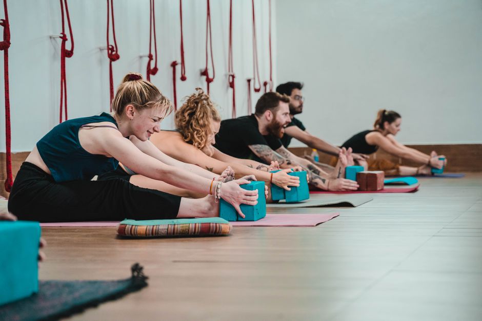 Avslappnad yogaövning i en studio i Stockholm