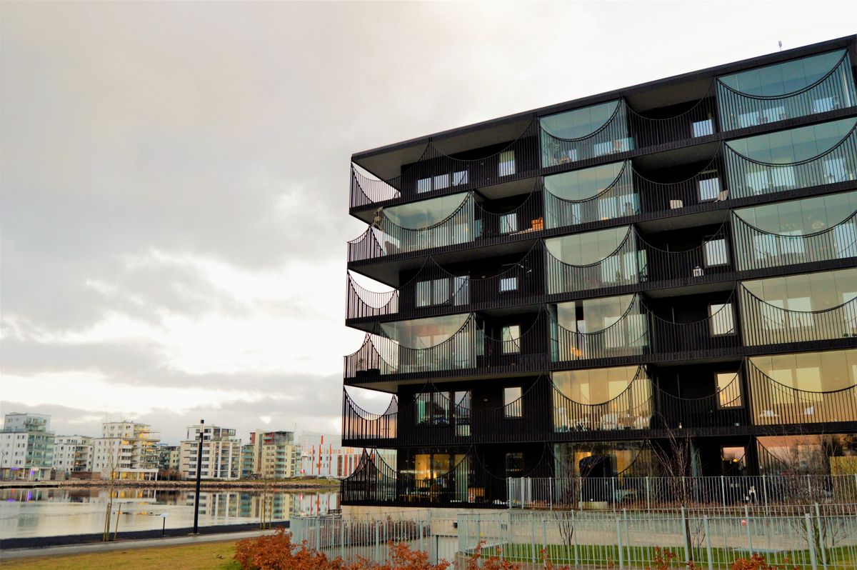 Moderna bostadshus med balkonger vid vattnet i Hammarby Sjöstad, Stockholm