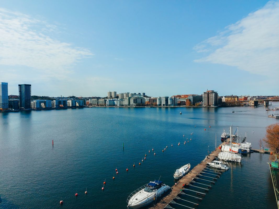 Moderna bostadshus och kontorsbyggnader vid Hammarby Sjö en vinterdag