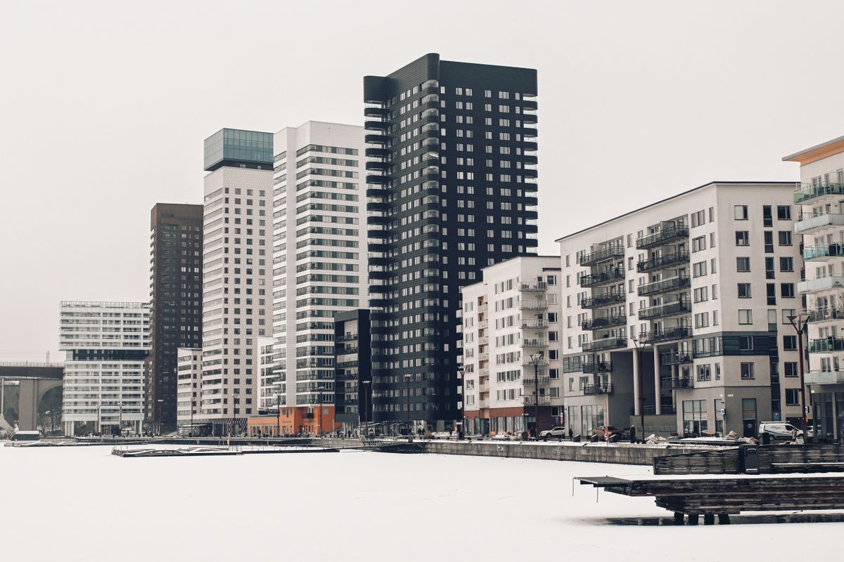 Modern arkitektur och nybyggda kontor vid Hammarby Sjöstad, typisk för Sickla och Luma