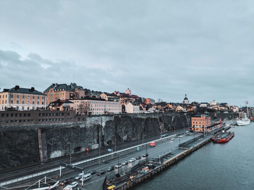 Vy över Stockholms vattennära stadsbild nära Kungsholmen och Riddarfjärden