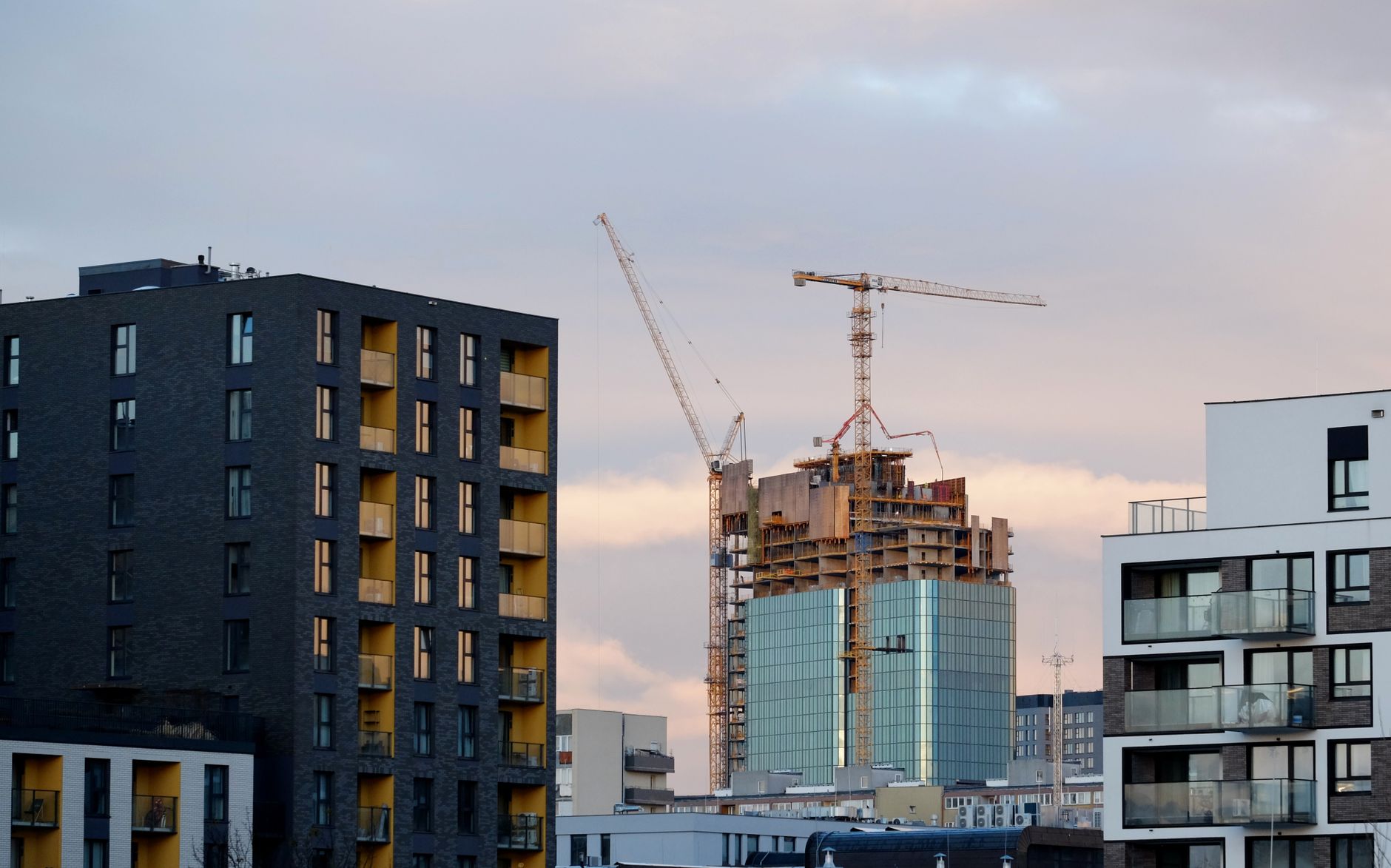 Byggkranar och nya bostadshus under uppförande i Liljeholmens expanderande stadsdel